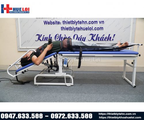 bệnh nhân nằm trên giường kéo giãn